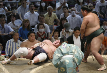 Terunofuji, à terre, vaincu par Nishikigi