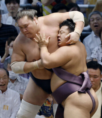 Tobizaru, avec sa ceinture défaite, repousse Terunofuji