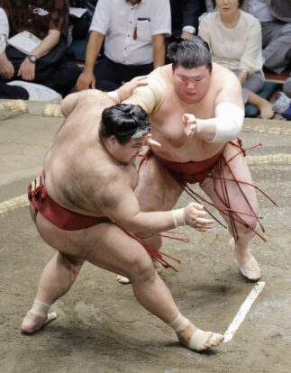 Atamifuji se joue de Takayasu