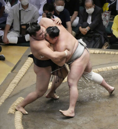 Hokutofuji repousse Kirishima à l'extérieur du dohyô