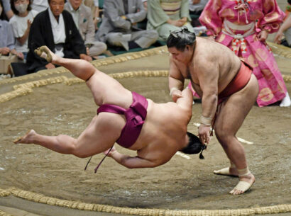 Takayasu fait basculer Mitakeumi au sol