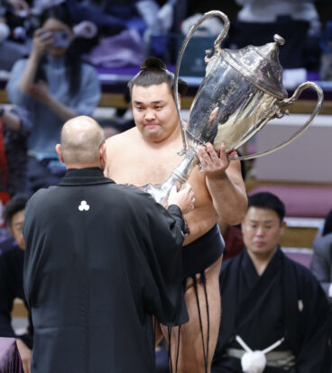 L’ôzeki Kirishima a reçoit le trophée du tournoi des mains du chef de la NSK, Hakkaku.