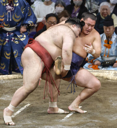 Takayasu soulève la jambe de Hoshoryu