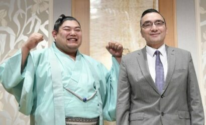 Le maître d'écurie de sumo Shikoroyama (à droite) avec le lutteur Abi à Nagoya en juin 2019 