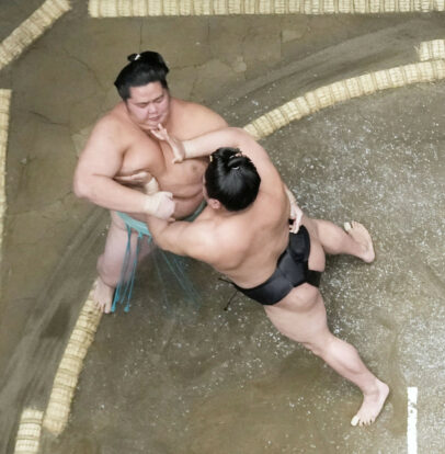 Wakamotoharu en poussée contre Kotonowaka