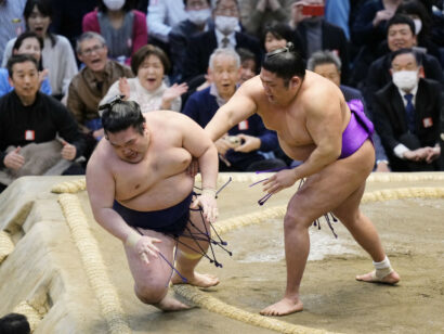 Takerufuji repousse Gonoyama en dehors du dohyô