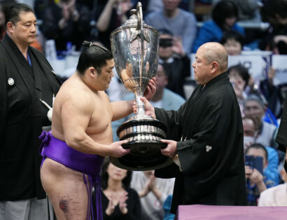 Takerufuji reçoit la Coupe de l'Empereur par Hakkaku, président de l'Association Japonaise de Sumo