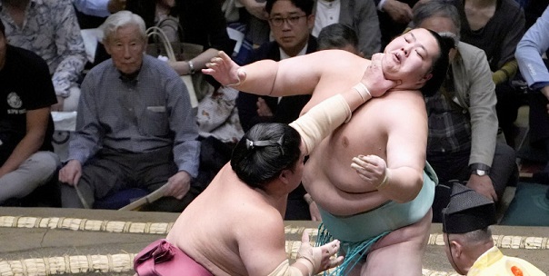 J1 – Onosato bat le yokozuna Terunofuji lors d’une journée d’ouverture pleine de bouleversements