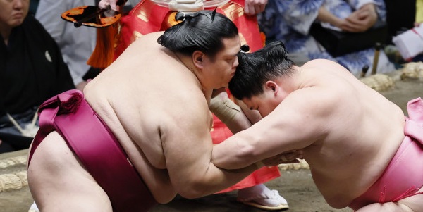 J6 – Le komusubi Onosato remporte la bataille des poids lourds contre l’ôzeki Kotozakura