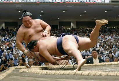 Le yokozuna Hoshoryu bat Tamawashi lors de l'ouverture du Aki Bashô au Ryogoku Kokugikan de Tokyo, le 14 septembre 2025. (Kyodo)