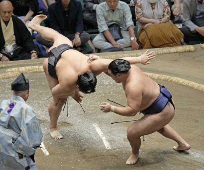 Le yokozuna Hoshoryu défait Wakamotoharu au 10ème jour de l'Aki Bashô au Ryogoku Kokugikan à Tokyo ce mardi 23 Septembre 2025 (Kyodo)