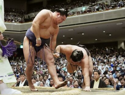 Le yokozuna Hoshoryu (à gauche) bat Kirishima lors de la 11e journée de l'Aki Bashô au Ryogôku Kokugikan de Tokyo, le 24 septembre 2025. (Kyodo)