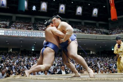 Onosato repousse Wakatakakage lors du 13ème jour de l'Aki Bashô au Ryogôku Kokugikan à Tokyô, le vendredi 26 Septembre 2025 (Kyodo)