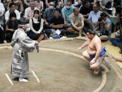 Le gyoji annonce l'abandon de Kotozakura à Onosato au 14ème jour de l'Aki Bashô au Ryogôku Kokugikan à Tokyo, samedi 27 Septembre 2025 (Kyodo)