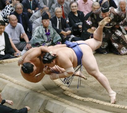Chute des deux yokozuna lors du combat de kettei-sen à l'Aki Bashô de Tokyo, dimanche 28 Septembre 2025 (Kyodo)