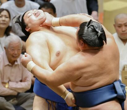 Le yokozuna Onosato est pris à la gorge par Tamawashi avant de le battre un peu plus tard le 2ème jour de l'Aki Bashô au Ryogoku Kokugikan de Tokyo, lundi 15 Octobre 2025. (Kyodo)
