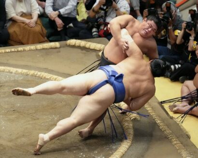 Hakuoho (en haut) bat le yokozuna Onosato lors du 4ème jour de l'Aki Bashô au Ryugoku Kokugikan à Tokyo, mercredi 17 Septembre 2025.