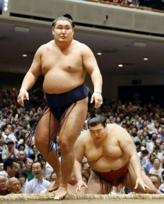 Le yokozuna Hoshoryu en vainqueur contre Atamifuji pour le 5ème jour de l'Aki Basho au Ryogoku Kokugikan à Tokyo ce jeudi 18 Septembre 2025 (Kyodo)