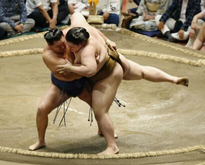 Le Yokozuna Hoshoryu (à gauche) bat Oho lors de la 6e journée du Aki Bashô au Ryogôku Kokugikan de Tokyo, le 19 septembre 2025. (Kyodo)