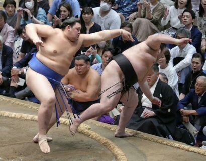 Onosato expulse Gonoyama hors du dohyô lors du 7°jour de l'Aki Bashô au Ryogôku Kokugikan à Tokyô samedi 20 Septembre 2025