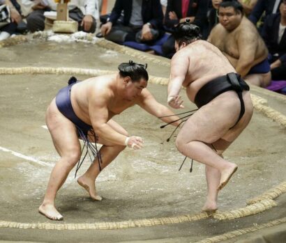 Le yokozuna Hoshoryu repousse Gonoyama au 8ème jour de combat de l'Aki Bashô au Ryugoku Kokugikan à Tokyo, dimanche 21 Septembre 2025 (Kyodo)