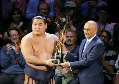 Le yokozuna Hoshoryu reçoit le Trophée du Tournoi après avoir battu Onosato à la 5ème journée du Grand Sumo Tournament Exhibition au Royal Albert Hall de Londres, dimanche 19 Octobre 2025