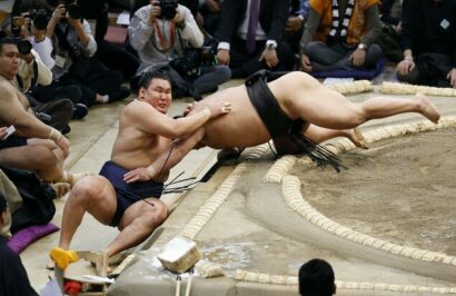 Le yokozuna Hoshoryu (à gauche) est battu par Hakuoho lors de la première journée du Kyushu Bashô au Kokusai Center de Fukuoka, le 9 novembre 2025. (Kyodo)