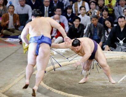 Yoshinofuji repousse Onosato au 10ème jour du Kyushu Basho au Kokusai Center de Fukuoka mardi 18 Novembre 2025 (Kyodo News)