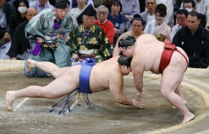 Takanosho abat le yokozuna Onosato lors de la 11ème journée du Kyushu Bashô au Kokusai Center de Fukuoka le mercredi 19 Novembre 2025 (Kyodo)