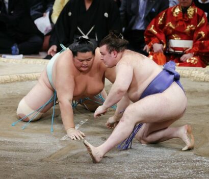 Aonishiki met à terre Kotozakura au Kyushu Bashô 2025 (Kyodo)