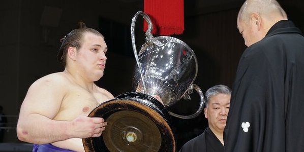 J15 – Aonishiki premier vainqueur ukrainien d’un hon-bashô en makuuchi !