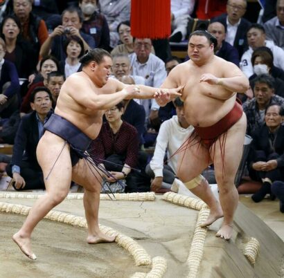 Le yokozuna Hoshoryu bat Takanosho au 2ème jour du Kyushu Bashô au Kokusai Center de Fukuoka, lundi 10 Novembre 2025