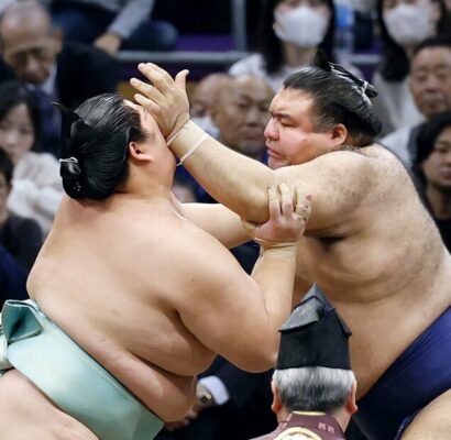 Takayasu repousse Kotozakura au 3ème jour du Kyushu Bashô au Kokusai Center de Fukuoka, mardi 11 Novembre 2025 (Kyodo)