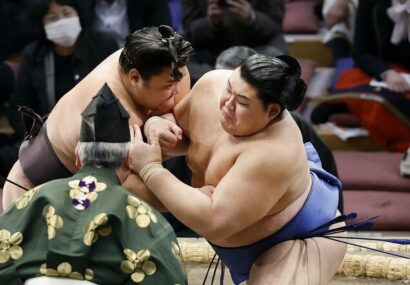 Le yokozuna Onosato repousse Kirishima lors du 4ème jour du Kyushu Bashô au Kokusai Center de Fukuoka mercredi 12 Novembre 2025 (Kyodo)