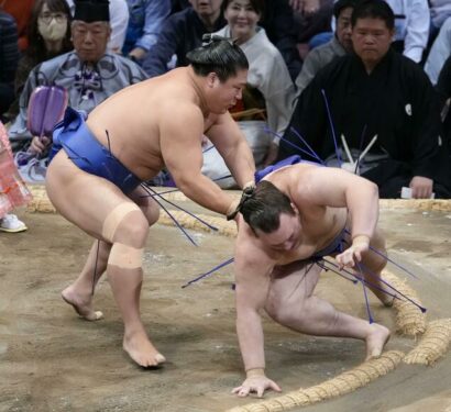Aonishiki à terre devant Wakatakakage au 5ème jour du Kyushu Bashô au Kokusai Center de Fukuoka, jeudi 13 Novembre 2025 (Kyodo)