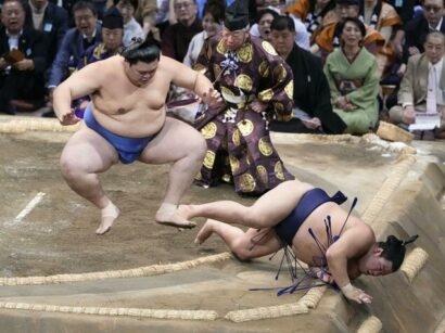 Onosato expulse Hiradoumi hors du dohyô au 6ème jour du Kyushu Bashô au Kokusai Center de Fukuoka, vendredi 14 Novembre 2025 (Kyodo)
