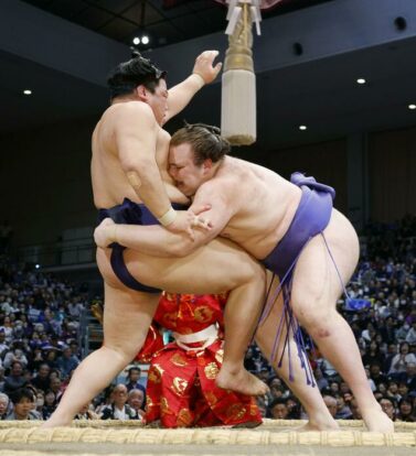 Aonishiki renverse Hiradoumi au 9ème jour du Kyushu Bashô au Kokusai Center de Fukuoka, lundi 17 Novembre 2025 (Kyodo)
