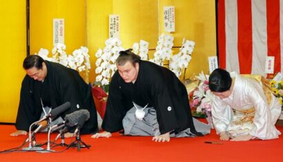 Aonishiki accepte sa promotion au rang d'ôzeki à Kurume, Fukuoka, mercredi 26 Novembre 2025 (Kyodo) 