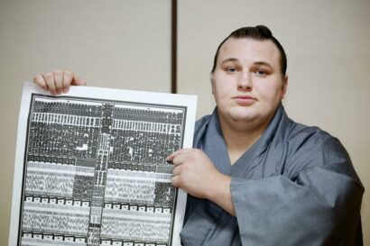 Le sekiwake Aonishiki montre sa place sur le banzuke de Novembre 2025 (Kyodo)