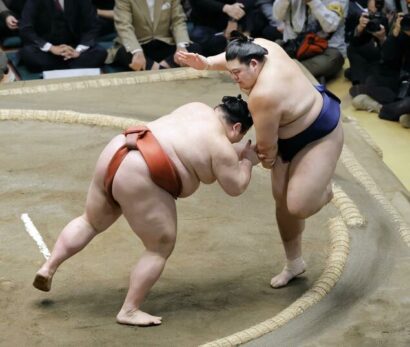 Le yokozuna Onosato se fait sortir par Atamifuji au 10&egrave;me jour du Hatsu Bash&ocirc; au Ryogoku Kokugikan de Tokyo, mardi 20 Janvier 2026 (Kyodo)