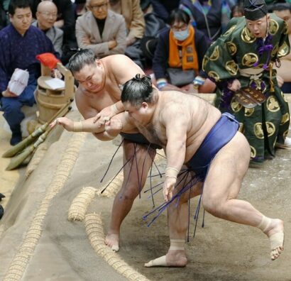 Le yokozuna Hoshoryu sort Takayasu au 11&egrave;me jour du Hatsu Bash&ocirc; au Ryogoku Kokugikan de Tokyo, mercredi 21 Janvier 2026 (Kyodo)