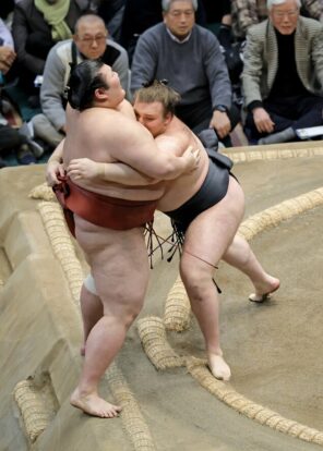 L'&ocirc;zeki Aonishiki (&agrave; droite) bat Atamifuji lors de la 12e journ&eacute;e du Hatsu Basho au Ryog&ocirc;ku Kokugikan de Tokyo, le 22 janvier 2026. (Kyodo)