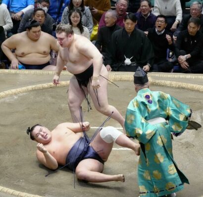 Aonishiki met &agrave; terre le yokozuna Hoshoryu au 13&egrave;me jour du Hatsu Bash&ocirc; au Ryogoku Kokugikan de Tokyo, vendredi 23 Janvier 2026 (Kyodo)
