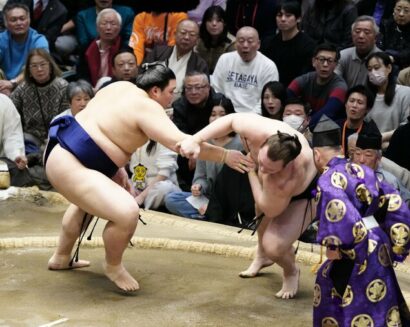 Le yokozuna Onosato repousse Aonishiki au 14&egrave;me jour du Hatsu Basho au Ryogoku Kokugikan de Tokyo, samedi 24 Janvier 2026 (Kyodo)