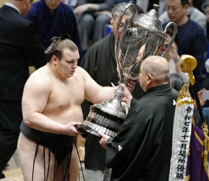L'&ocirc;zeki Aonishiki re&ccedil;oit la Coupe de l'Empereur apr&egrave;s avoir remport&eacute; le Hatsu Basho au Ryogoku Kokugikan, dimanche 25 Janvier 2026 (Kyodo)