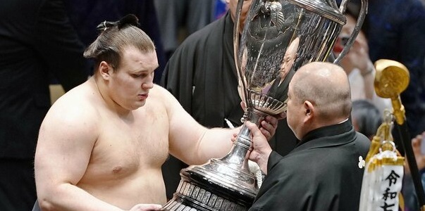 J15 – L&rsquo;ôzeki ukrainien Aonishiki remporte un deuxième titre consécutif après un barrage