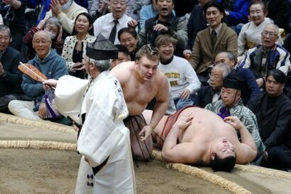Aonishiki renverse Atamifuji au kettei_sen du Hatsu Basho au Ryogoku Kokugikan de Tokyo, daimnche 25 Janvier 2026 (Kyodo)