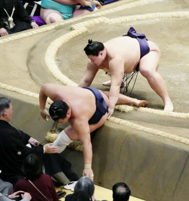 Yoshinofuji expulse Hoshoryu du dohy&ocirc; le 3&egrave;me jour de combat du Hatsu Basho &agrave; Ryogoku Kokugikan &agrave; Tokyo, mardi 13 Janvier 2026 (Kyodo)