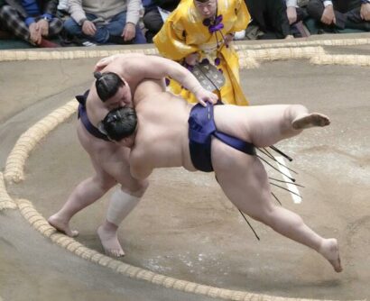 Yoshinofuji (&agrave; gauche) renverse le yokozuna Onosato au 4&egrave;me jour du Hatsu Bash&ocirc; au Ryogoku Kokugikan de Tokyo, mercredi 14 Janvier 2026 (Kyodo)