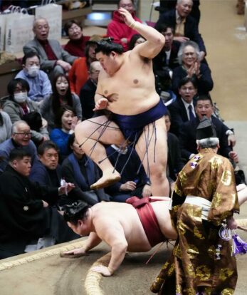 Le Yokozuna Onosato &eacute;vite la chute face &agrave; Takanosho, au 5&egrave;me jour du Hatsu Basho au Ryogoku Kokugikan &agrave; Toky&ocirc;, Jeudi 15 Janvier 2026 (Kyodo)
